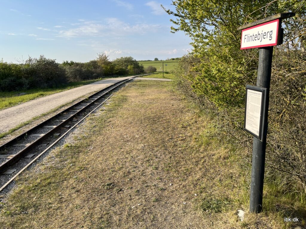 Man kan stå af på Flintebjerg Trinbræt. HUSK at bede togføreren at I gerne vil af - ellers kører toget måske forbi! Der fra må I selv lede videre efter Glade Anders.